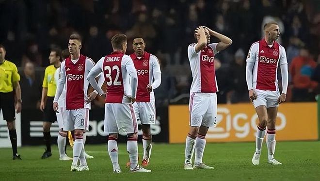 她受益于 她受益于